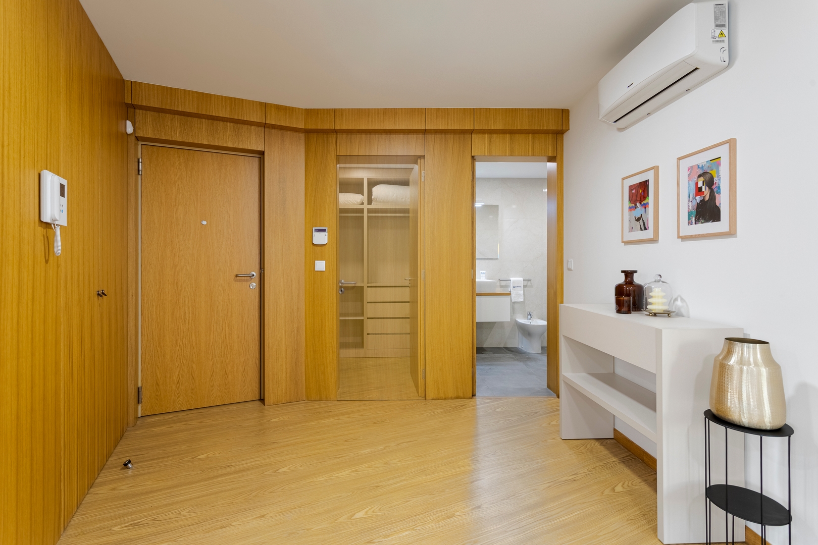 Modern & Central Flat w/ Garage by HostWise 21 Host Wise Booking