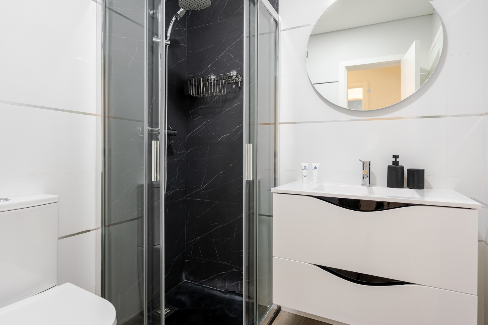 Spacious & Stylish Flat with Garage by HostWise 29 Host Wise Booking
