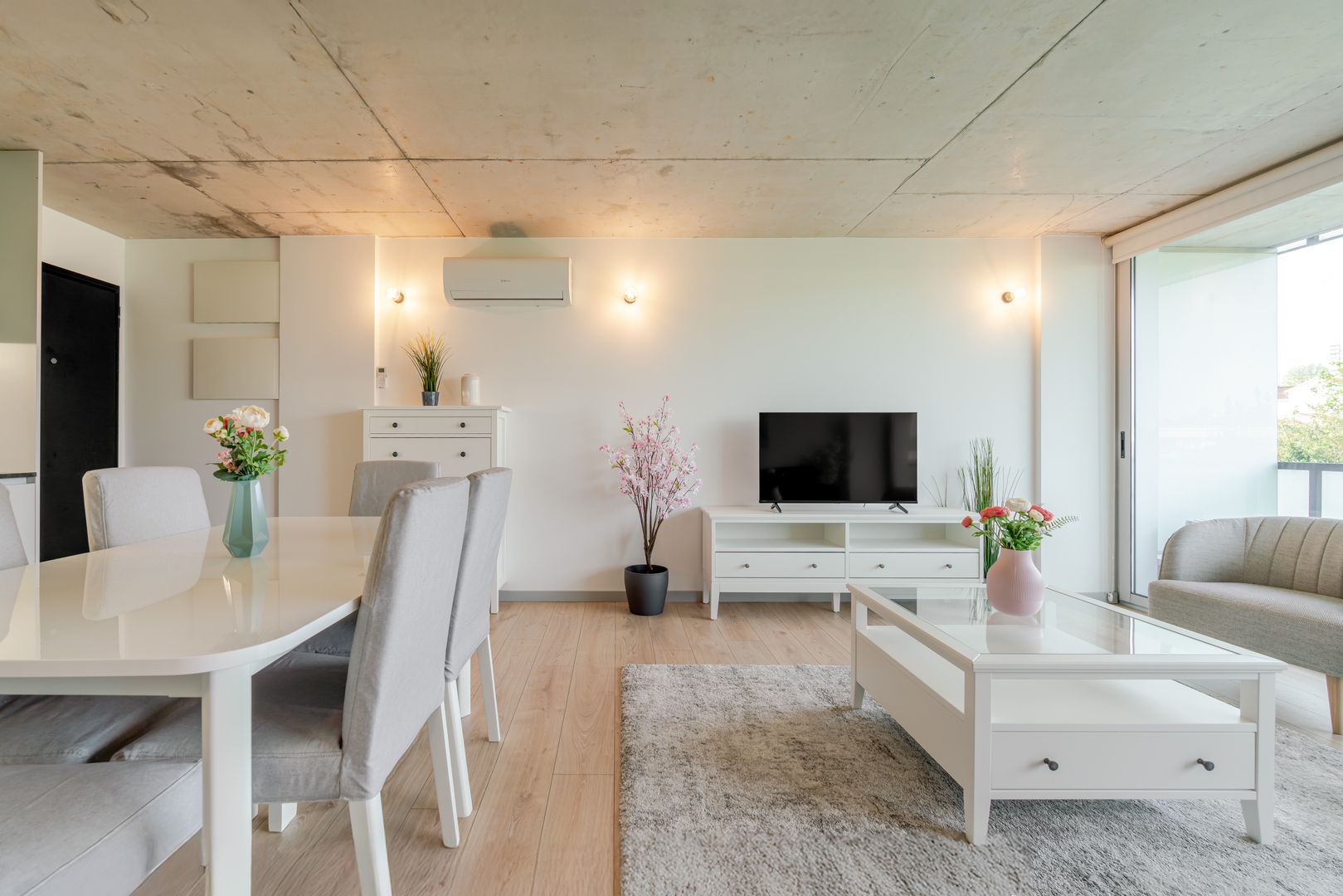 HostWise - Modern Flat w/ Balcony, Garage & Pool 17 Host Wise Booking