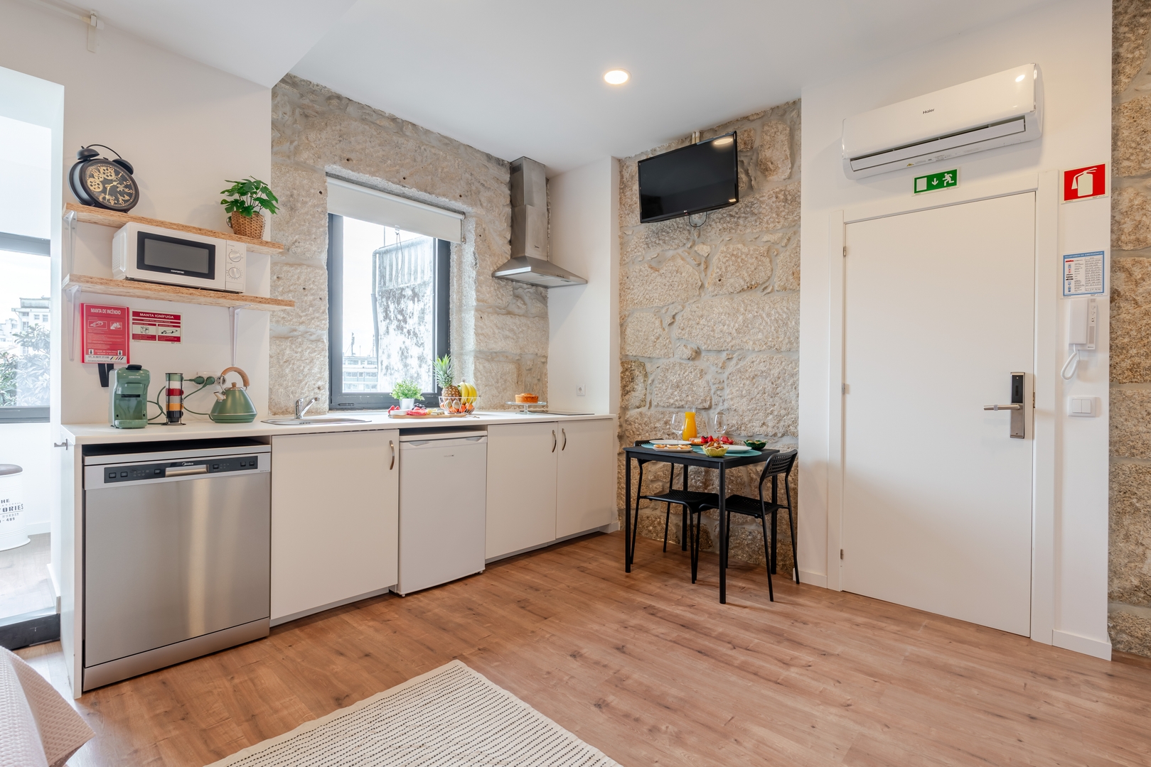 HostWise - Charming Urban Flat with a Terrace 1 Host Wise Booking