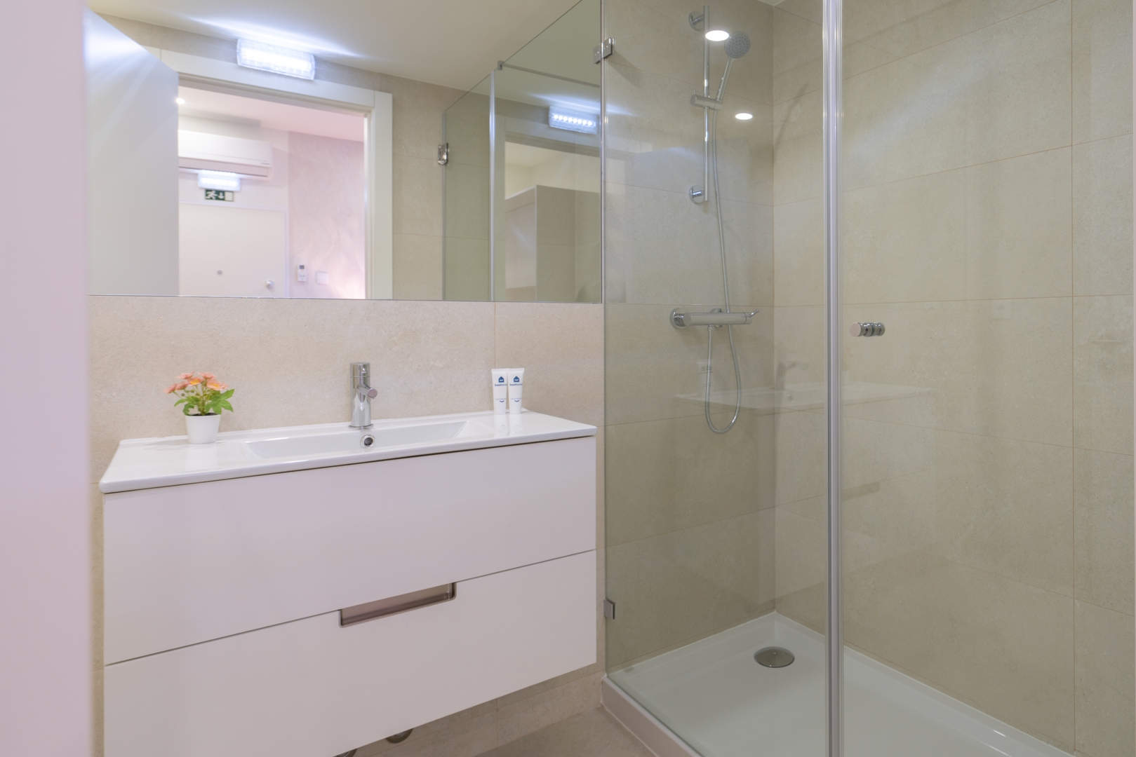 Bright Studios with Patios in Porto by HostWise 39 Host Wise Booking