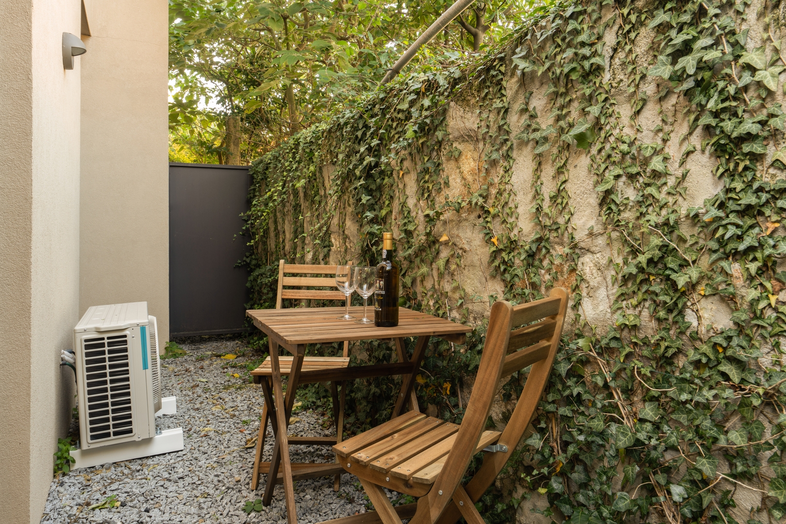 HostWise - Studios with Patio & Kitchenette 24 Host Wise Booking