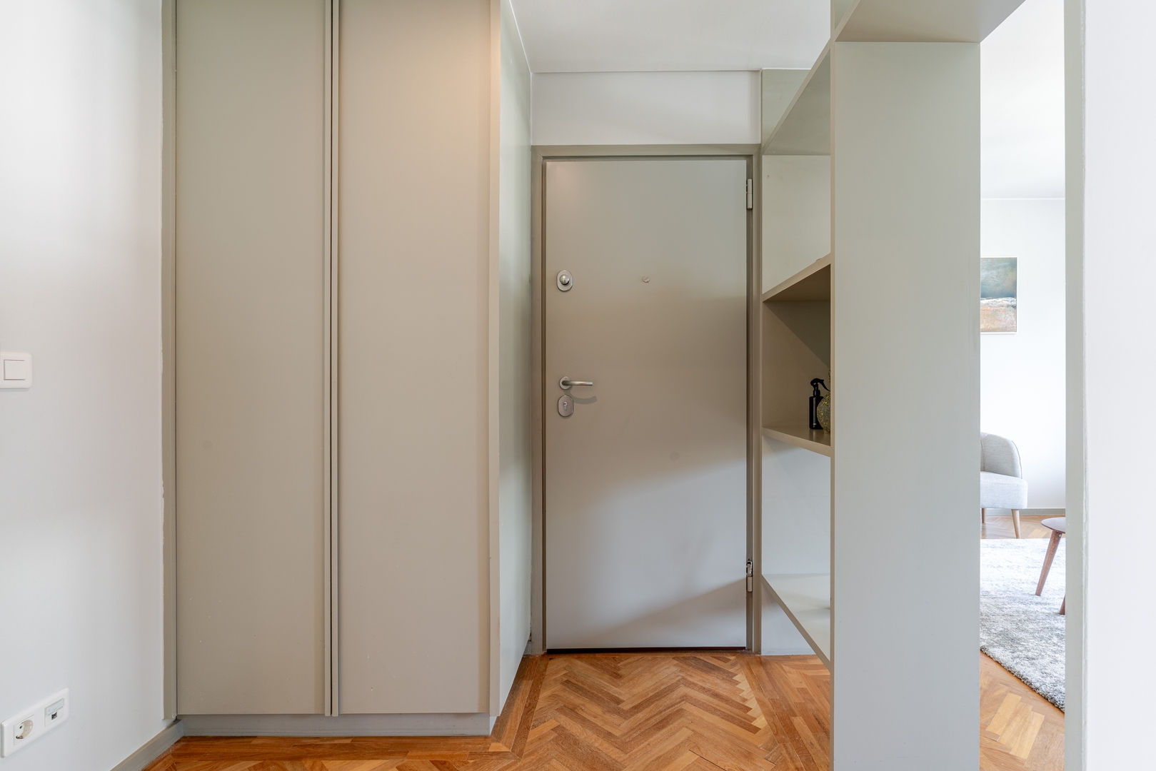 HostWise - Bright & Spacious Flat w/ Garage 40 Host Wise Booking