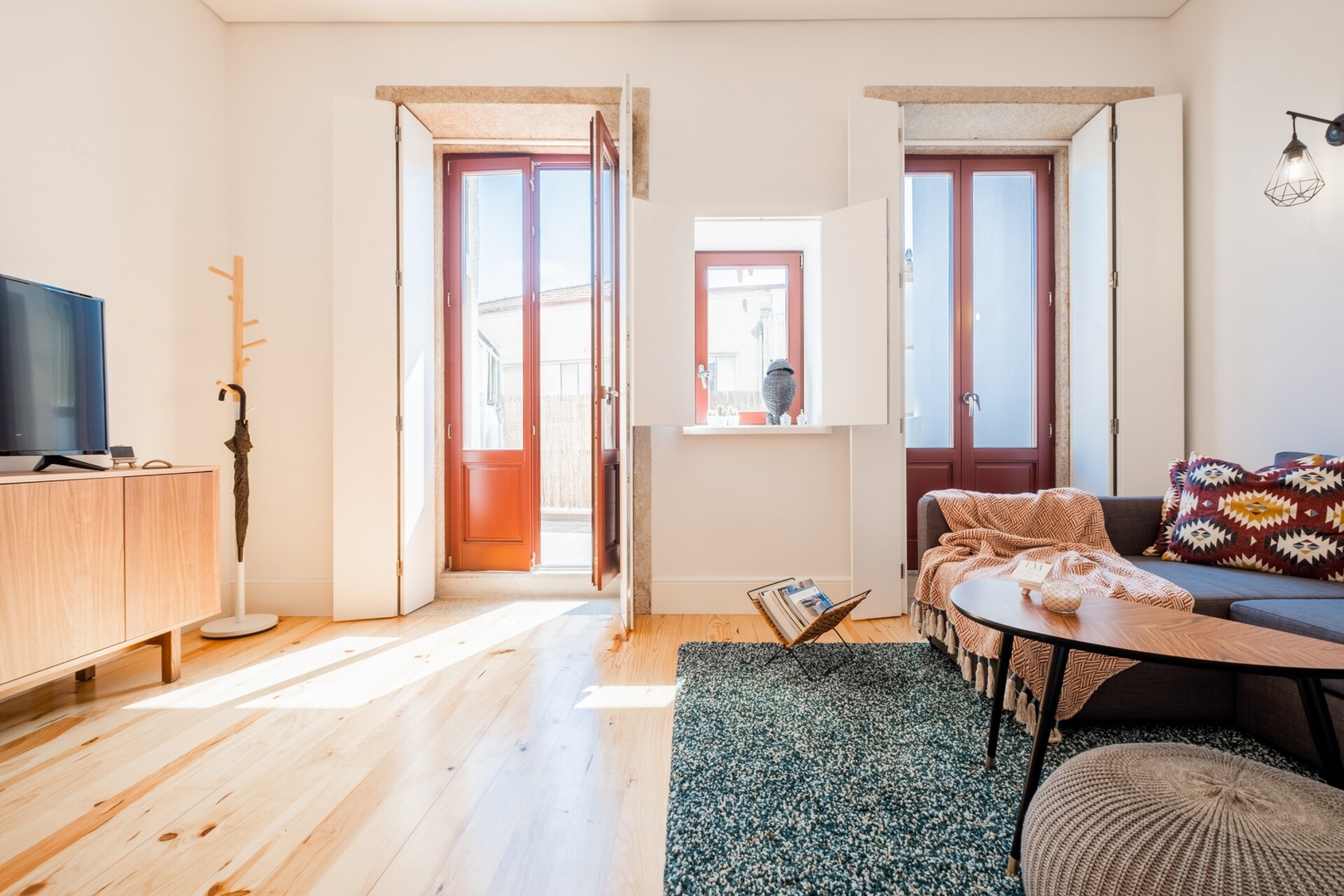 Host Wise | Sunny Downtown Apartment 15 Host Wise Booking
