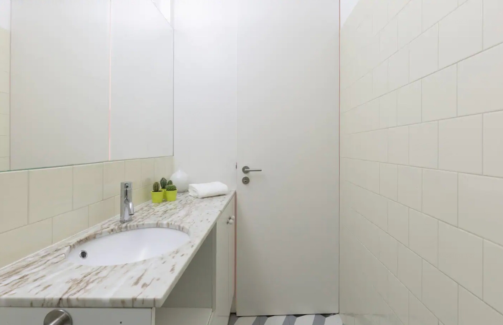 Central Sunny Flat - Prime Location by HostWise 22 Host Wise Booking