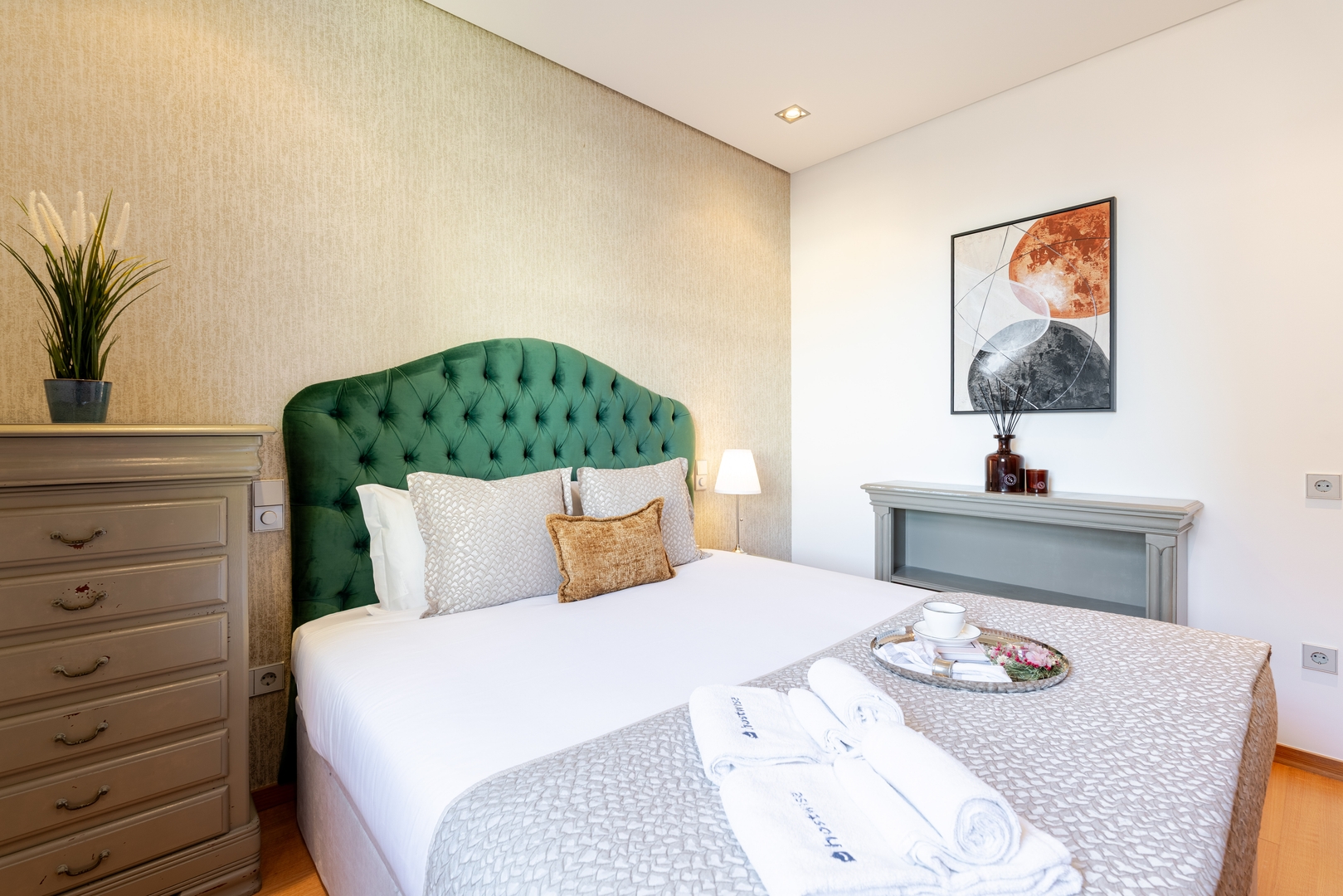 Modern Flat with Workspace in Foz by HostWise 1 Host Wise Booking