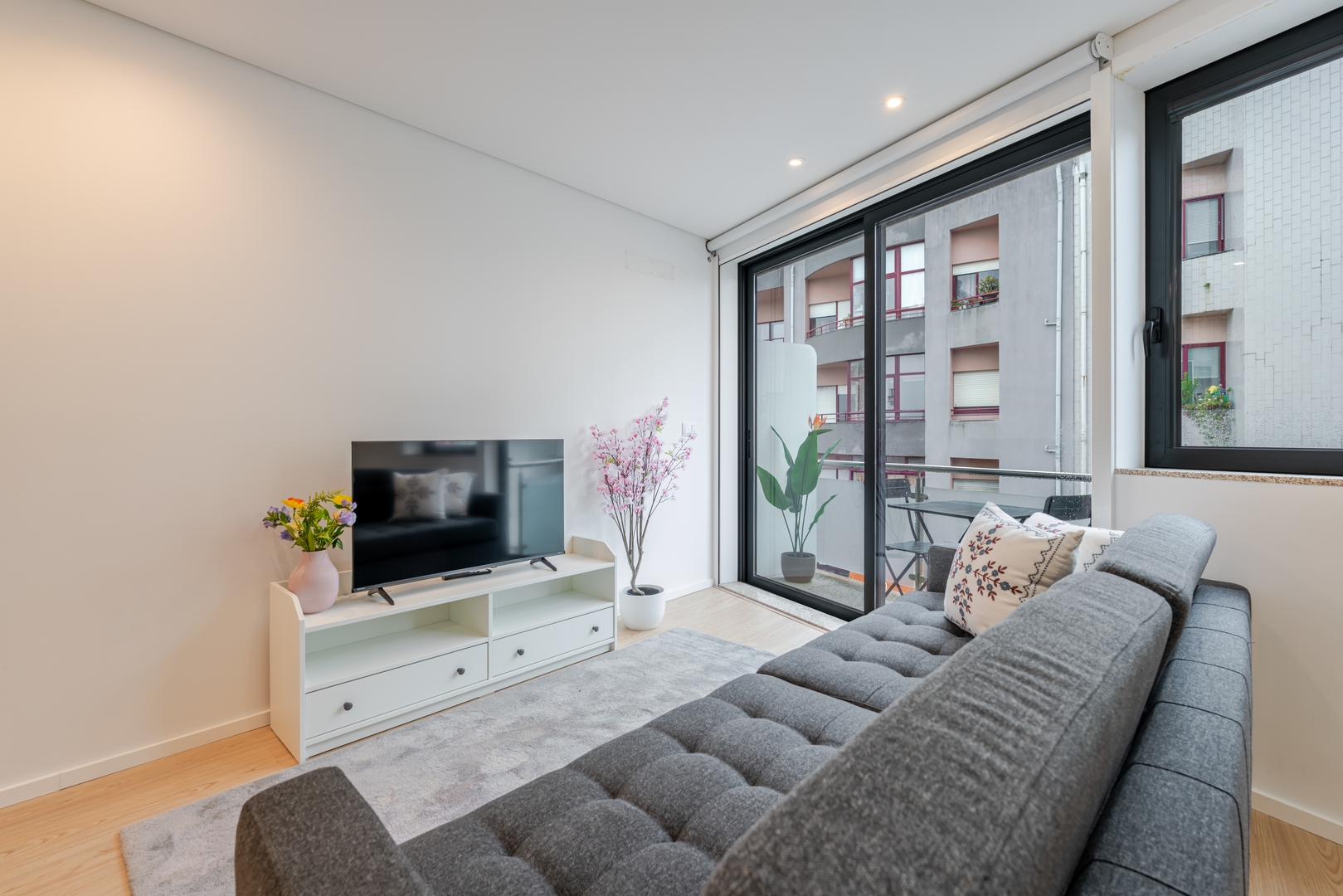 Balcony Studios & Parking in Leça by HostWise 2 Host Wise Booking