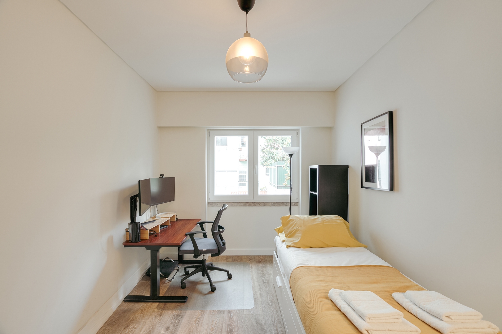 HostWise – Flat w/ Balcony & Workspace 10 Host Wise Booking