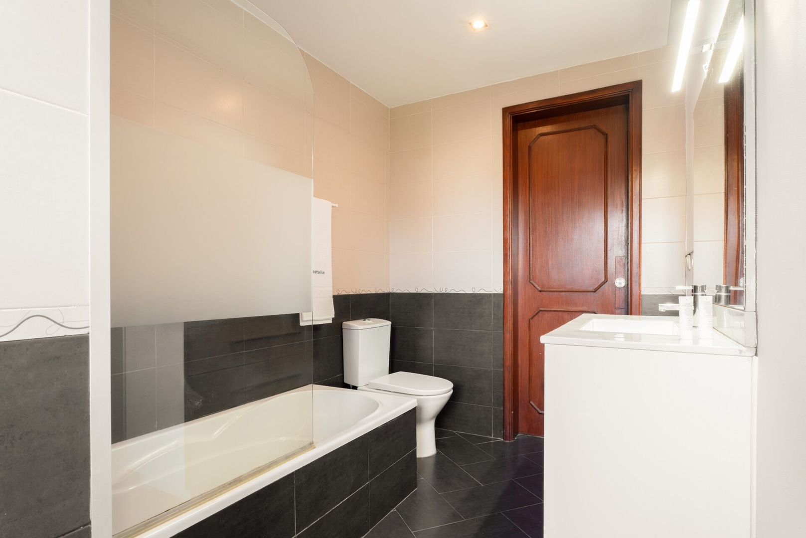 Host Wise - Charming Spacious Duplex House 26 Host Wise Booking