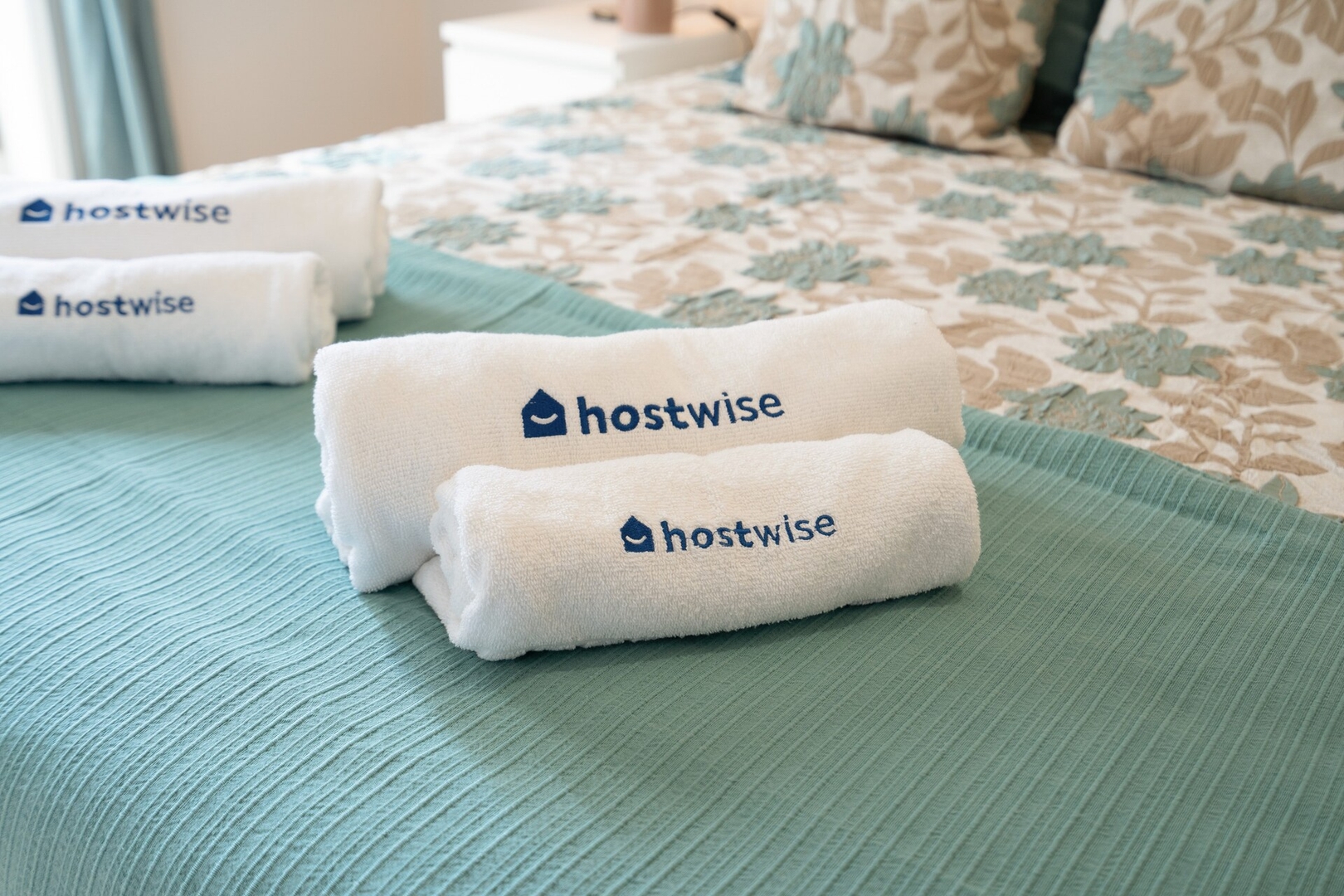 HostWise - Deluxe Bright Flat w/ Netflix 10 Host Wise Booking