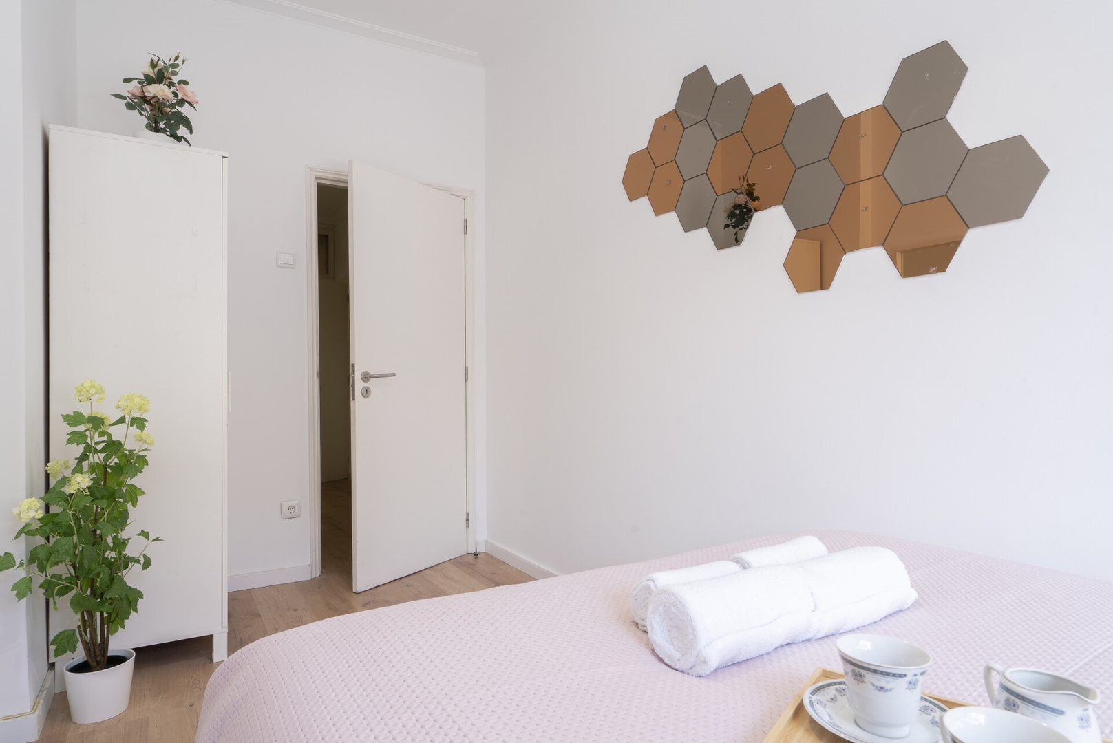 Host Wise - Comfy Minimalist Flat 15 Host Wise Booking