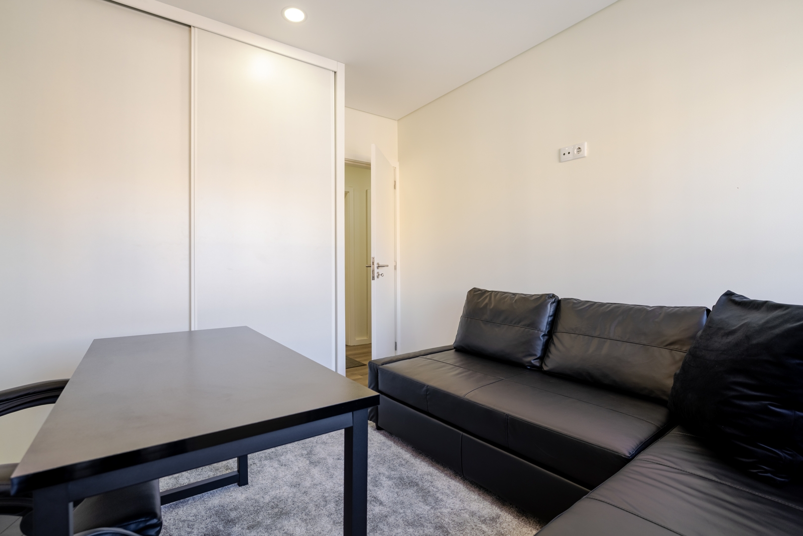 Spacious & Stylish Flat with Garage by HostWise 21 Host Wise Booking