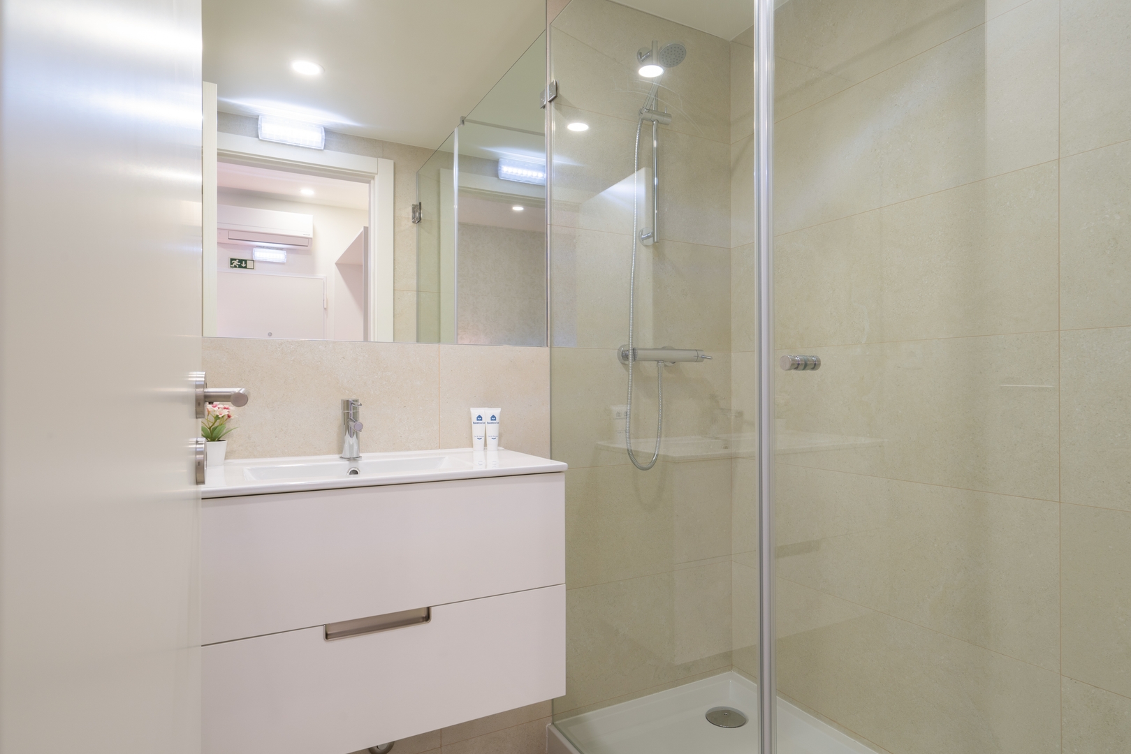 Bright Studios with Patios in Porto by HostWise 25 Host Wise Booking