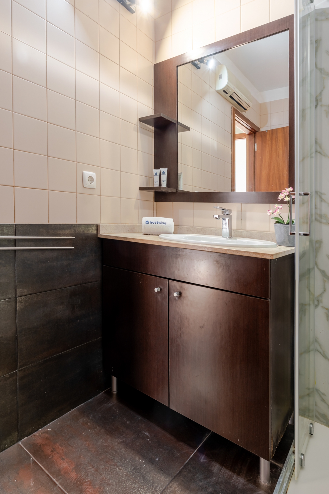 Twin Picaria Balcony Suites by HostWise 30 Host Wise Booking