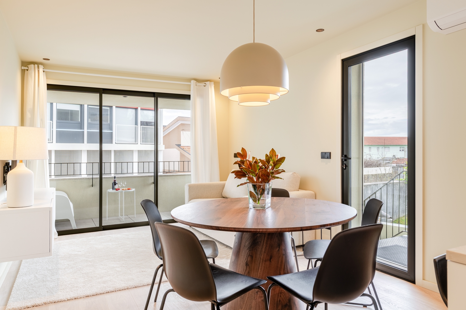 HostWise - Stylish Flat with Terrace & Garage Host Wise Booking