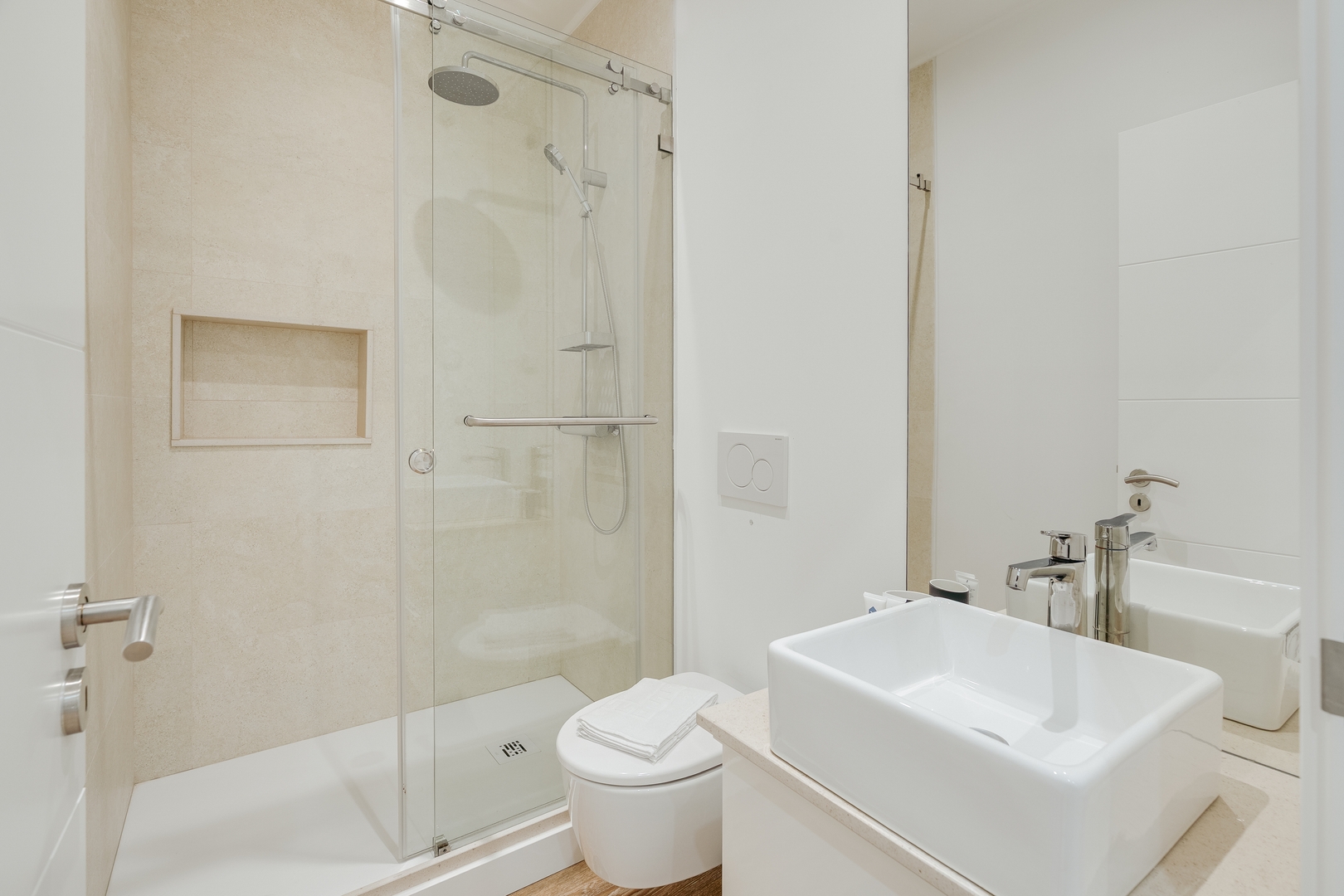 HostWise – Flat w/ Balcony & Workspace 24 Host Wise Booking