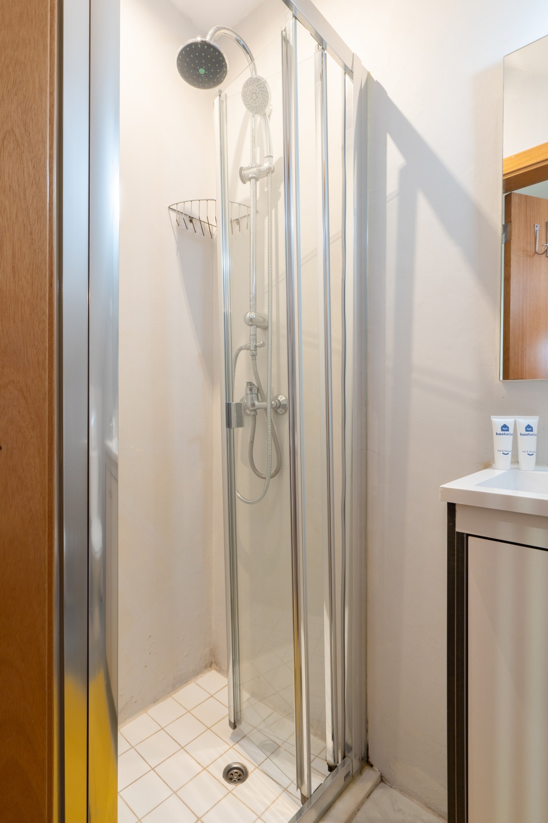 HostWise - Welcoming Flats w/ Jacuzzi & Terrace 19 Host Wise Booking