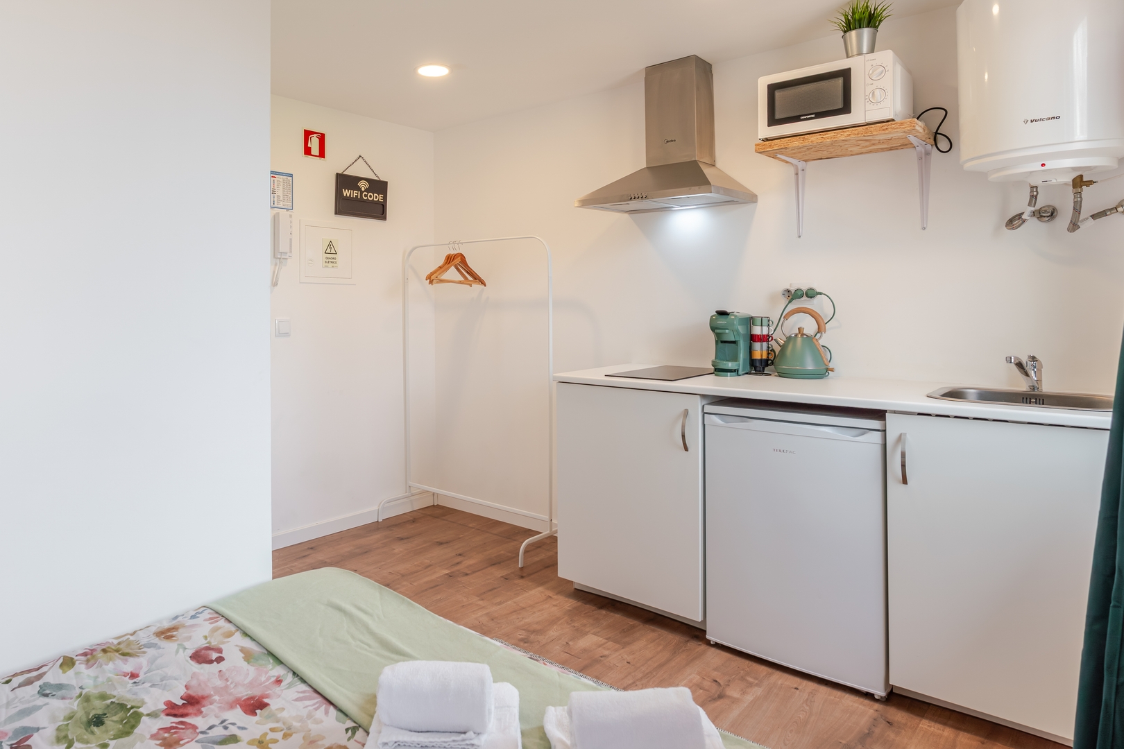 HostWise - Bright & Cozy Studio 12 Host Wise Booking