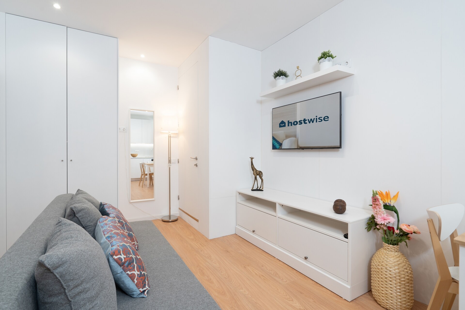 Host Wise - Cozy Bright Studio | Gaia 17 Host Wise Booking