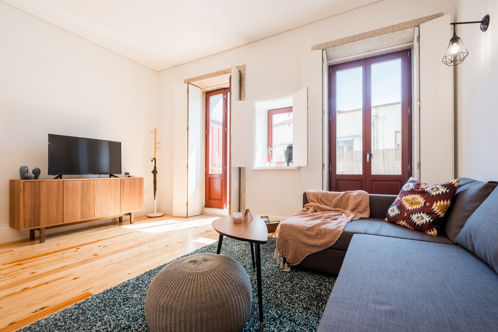 Host Wise | Sunny Downtown Apartment 12 Host Wise Booking