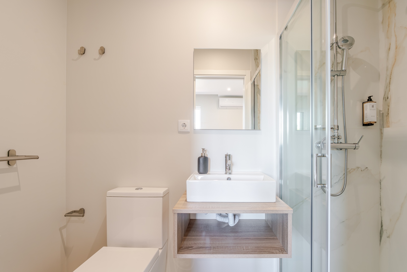 HostWise - 10BR Douro Villa with Pool 23 Host Wise Booking