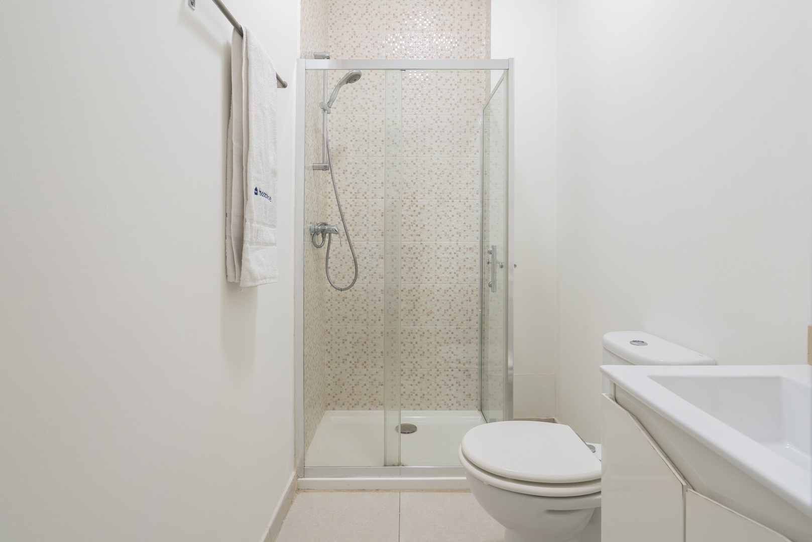 Host Wise - Comfy Minimalist Flat 17 Host Wise Booking