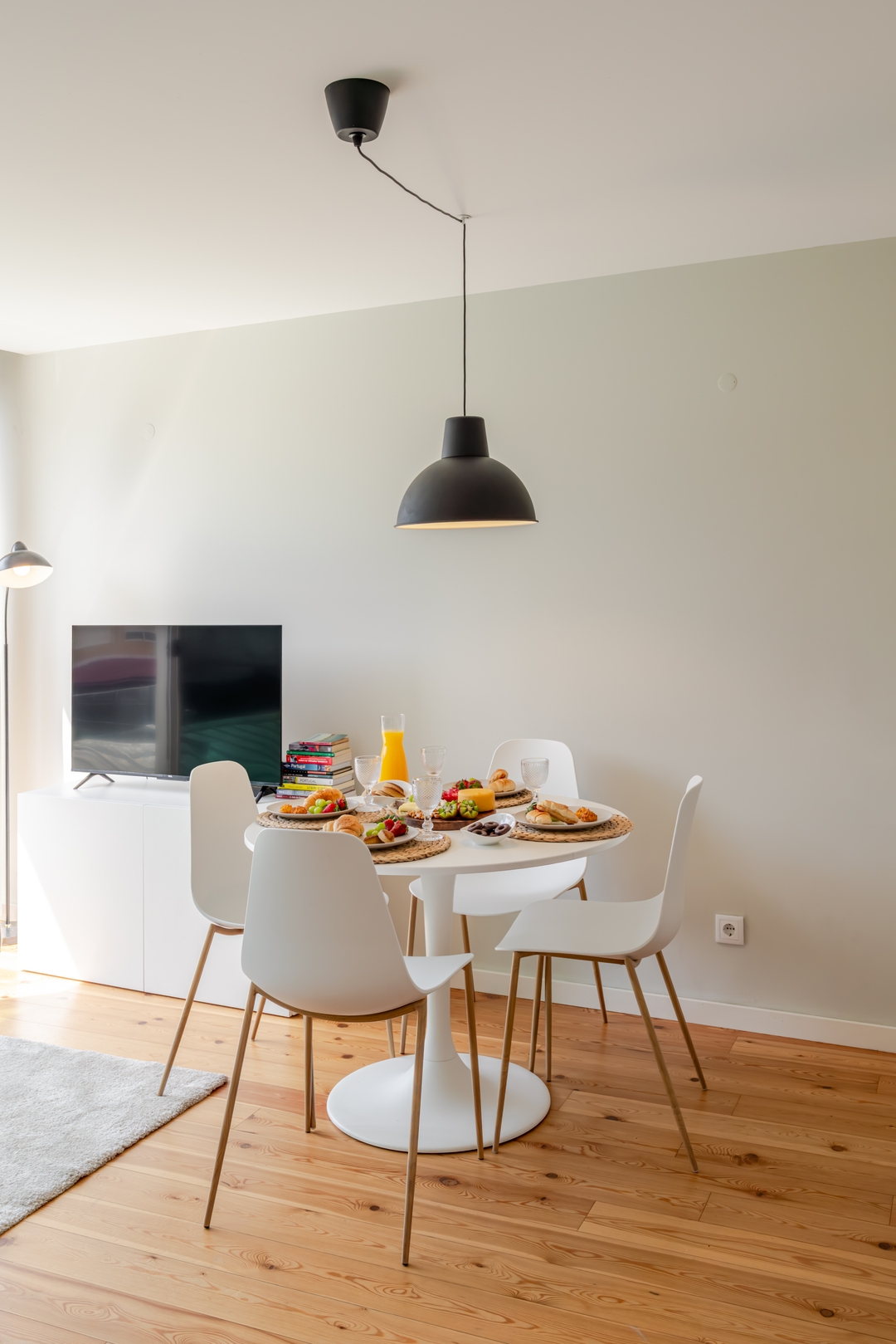 HostWise – Modern & Cozy Flat | Near the Beach 21 Host Wise Booking