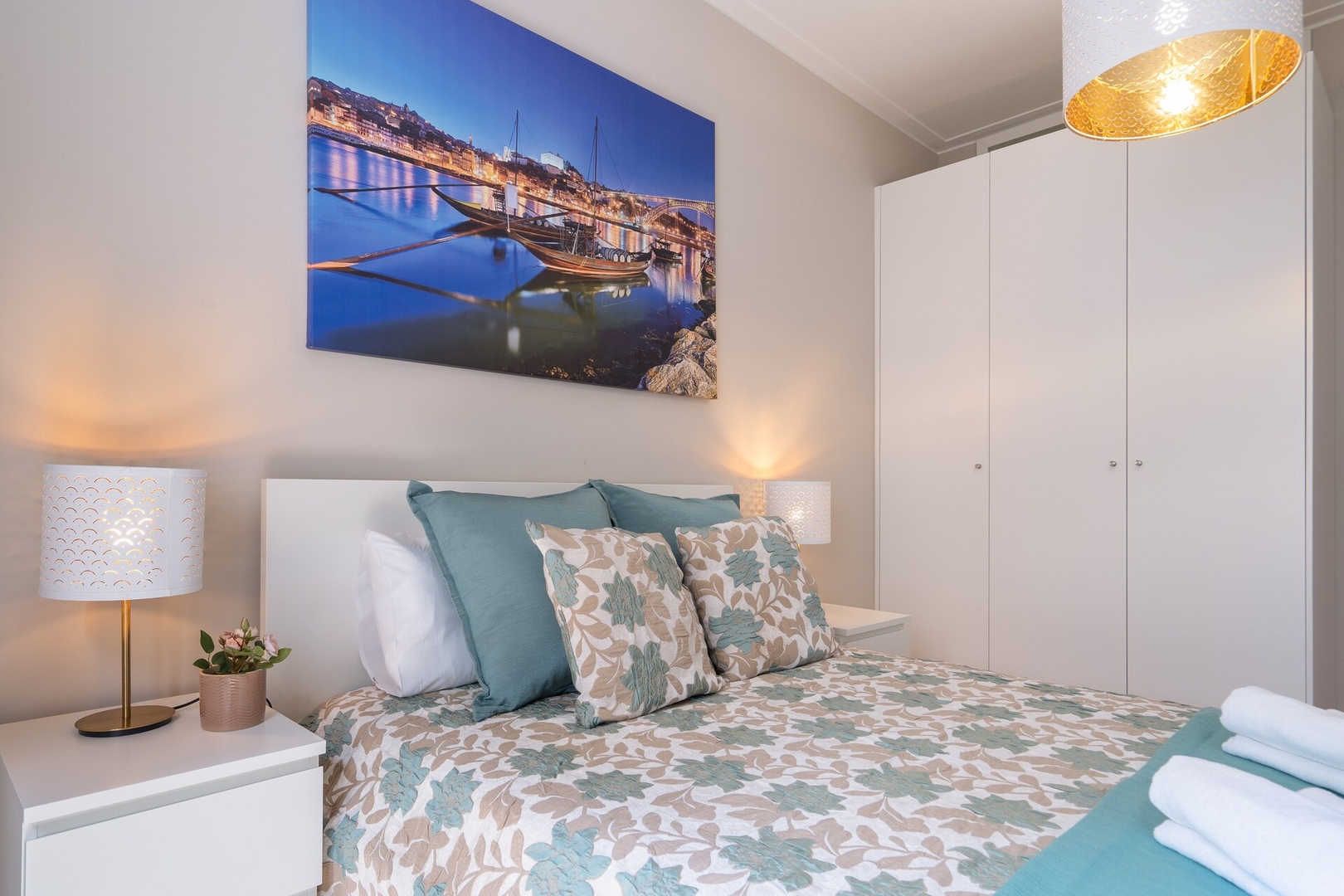 HostWise - Deluxe Bright Flat w/ Netflix 11 Host Wise Booking