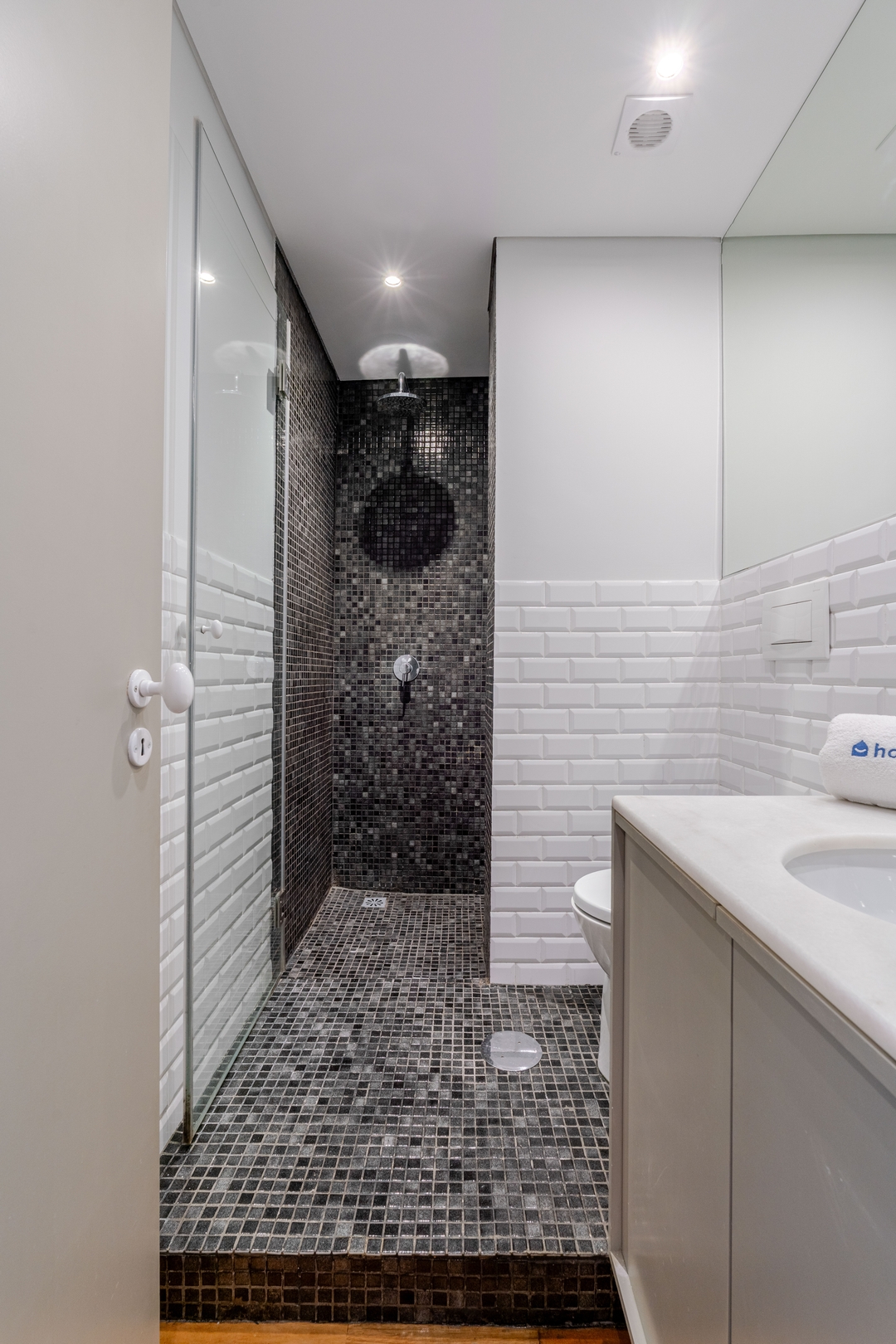 HostWise - Bright & Spacious Flat w/ Garage 34 Host Wise Booking