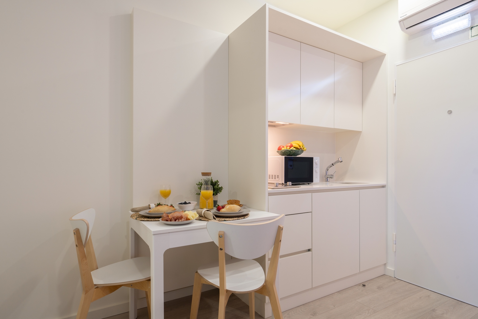 Bright Studios with Patios in Porto by HostWise 24 Host Wise Booking