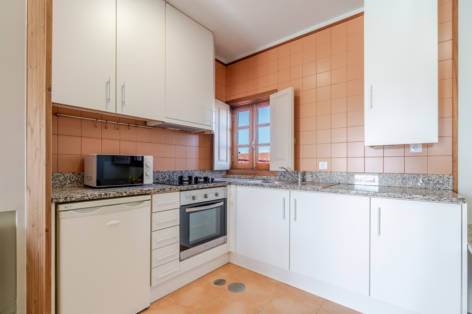 HostWise - Bright & Airy Flat w/ Balcony 18 Host Wise Booking