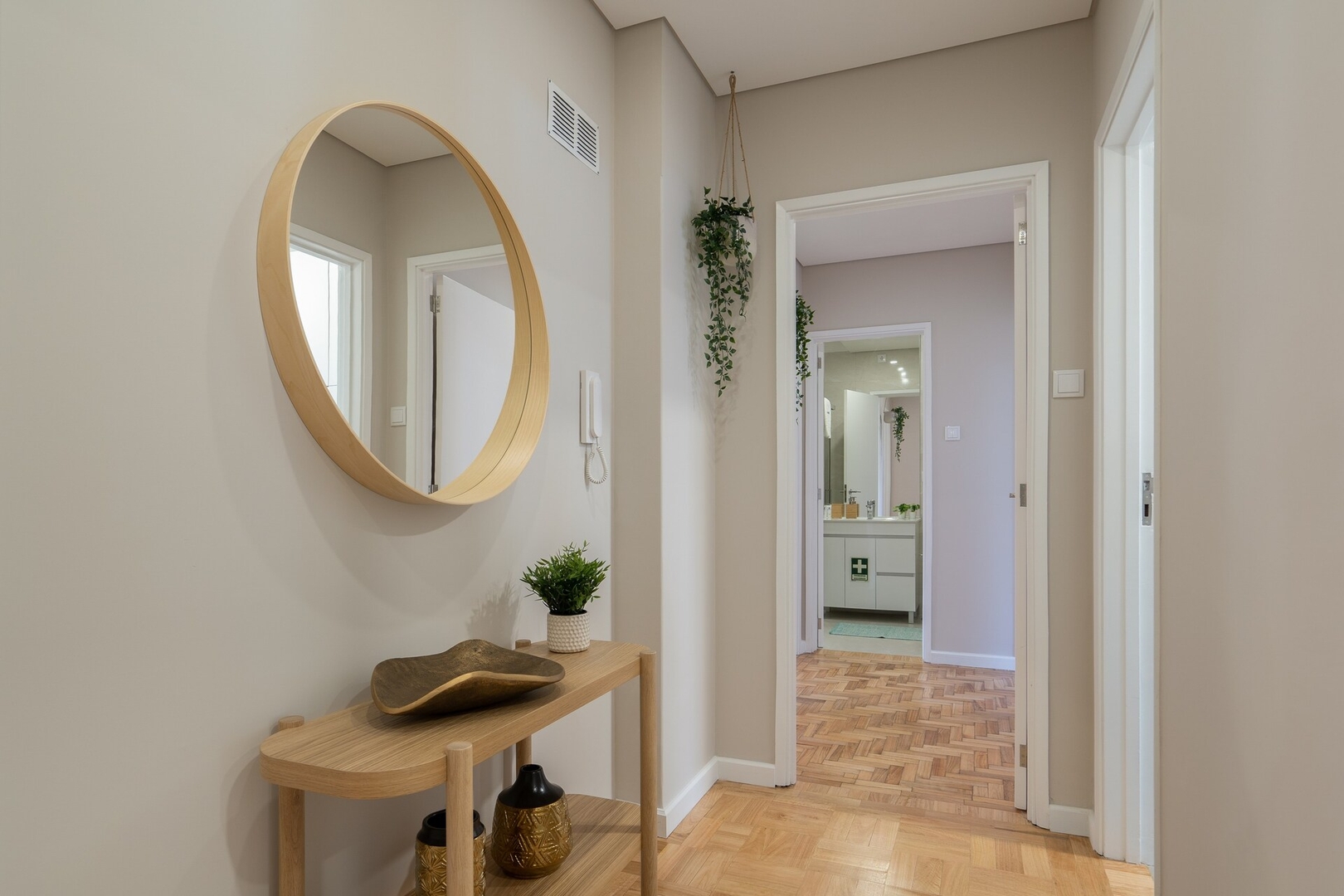 HostWise - Deluxe Bright Flat w/ Netflix 40 Host Wise Booking