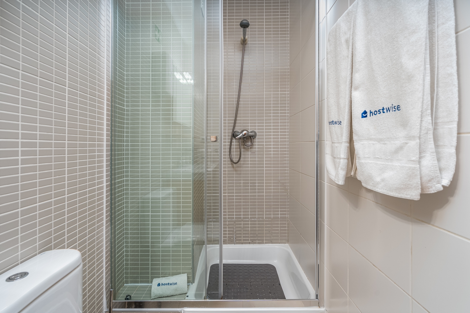 Spacious & Sunny Apartment with Pool by HostWise 19 Host Wise Booking