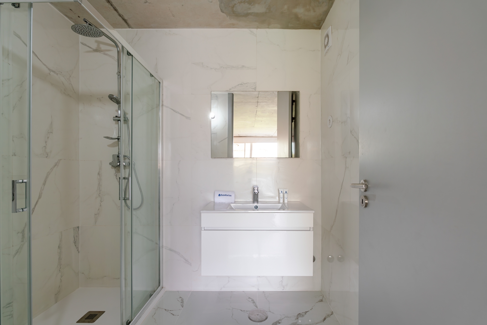 HostWise - Modern Flat w/ Balcony, Garage & Pool 24 Host Wise Booking