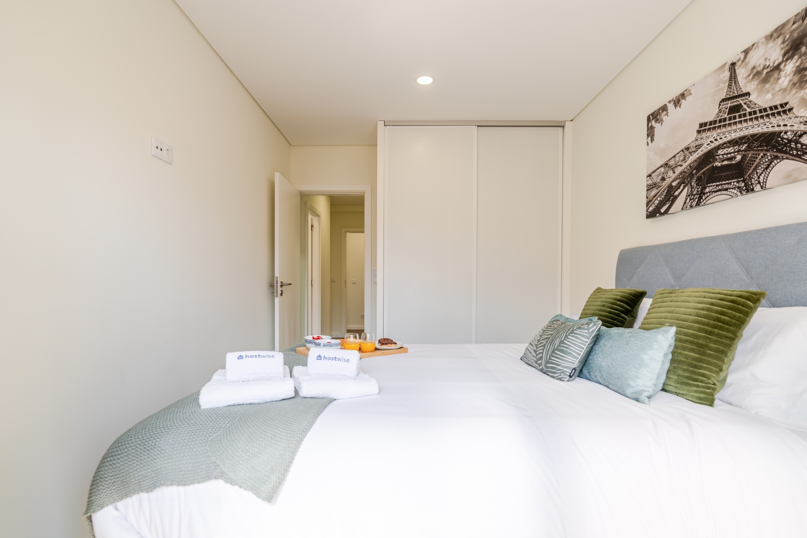 Spacious & Stylish Flat with Garage by HostWise 8 Host Wise Booking