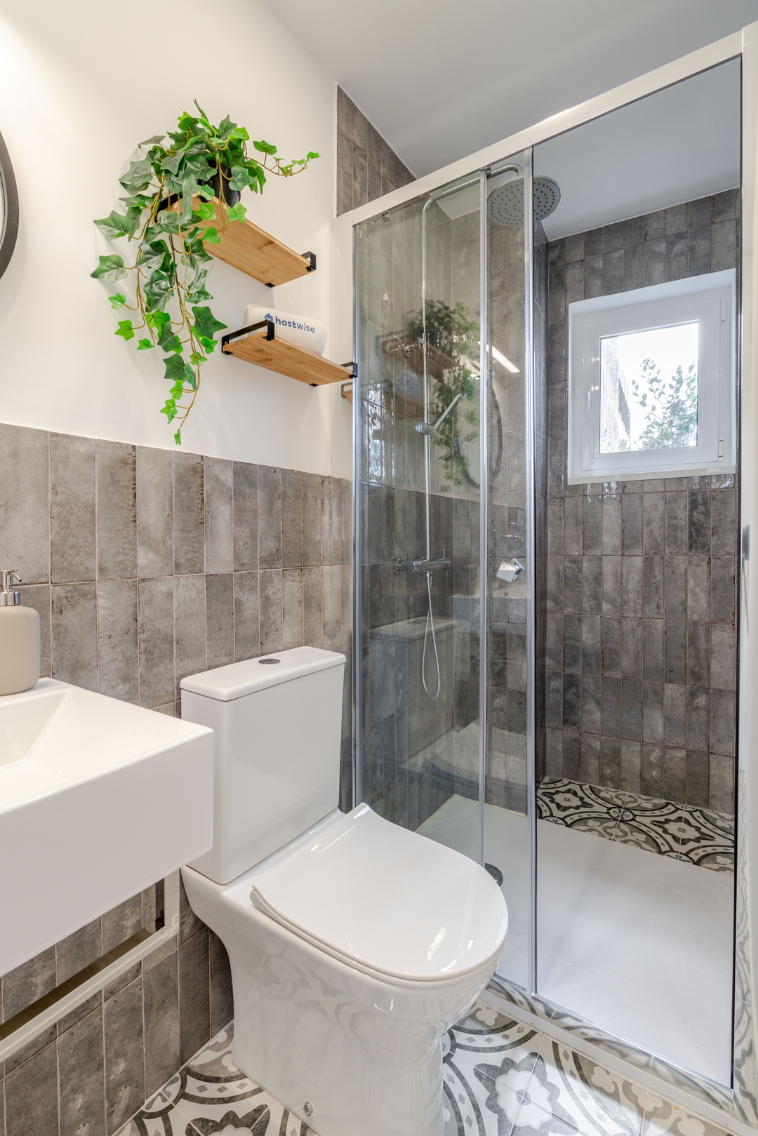 HostWise - Stylish Studio w/ Charming Terrace 25 Host Wise Booking