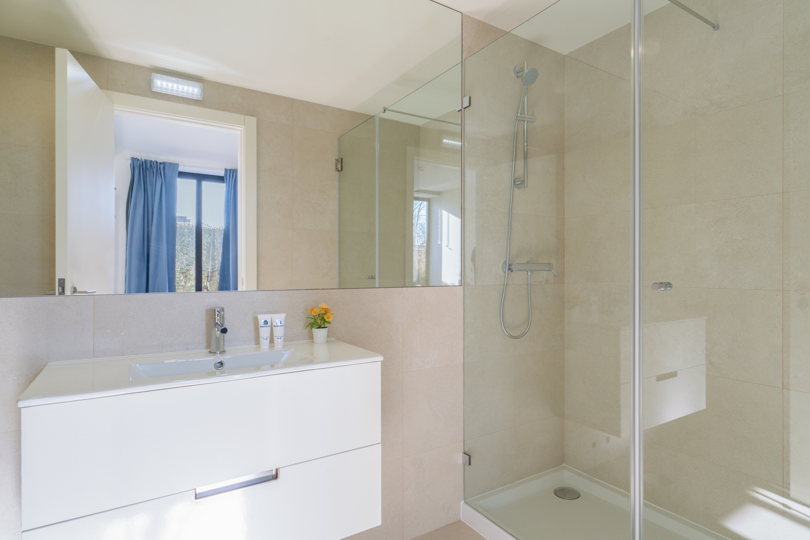 HostWise - Studios with Patio & Kitchenette 12 Host Wise Booking