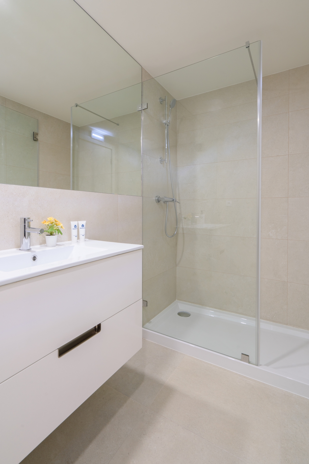 Bright Studios with Patios in Porto by HostWise 17 Host Wise Booking