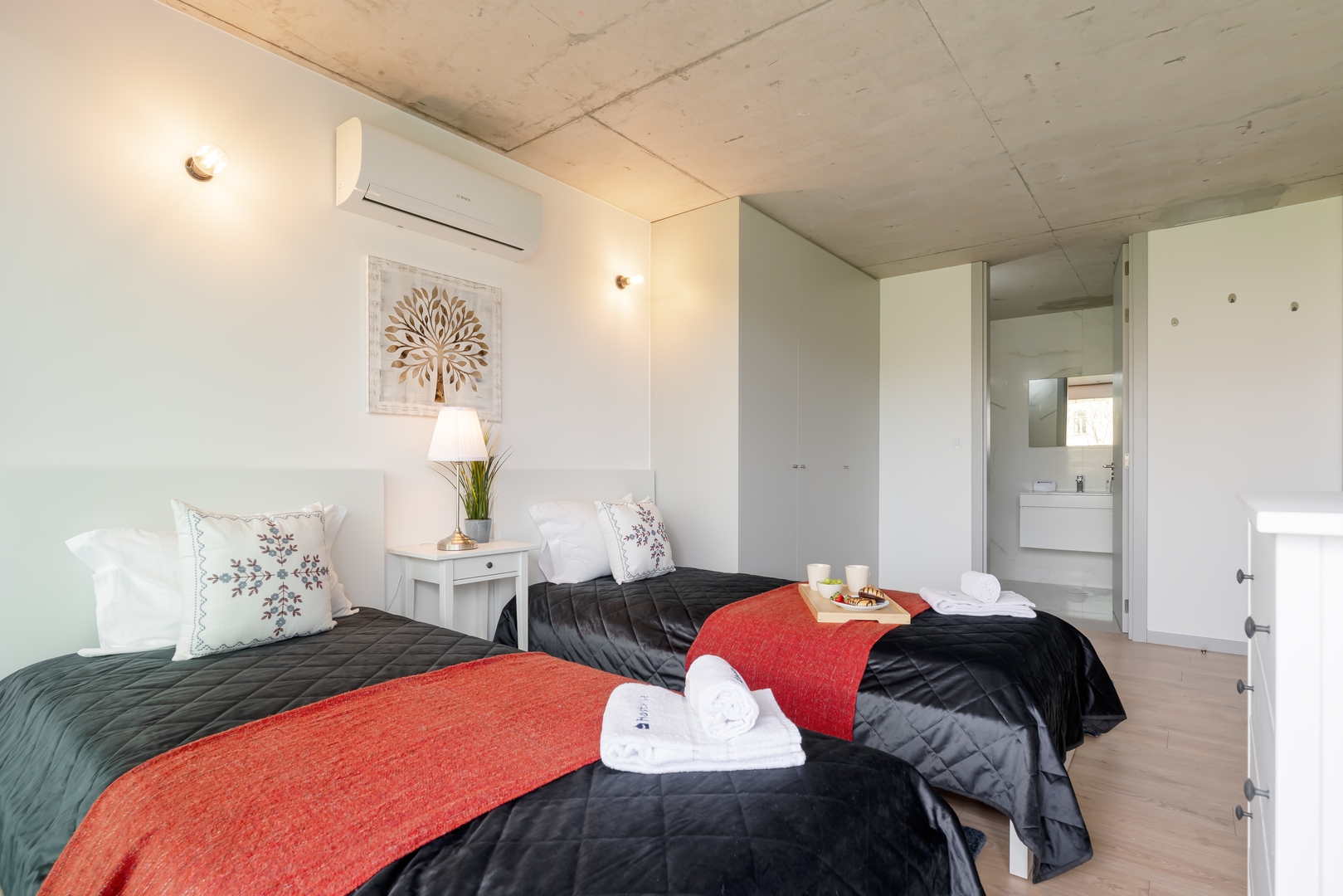 HostWise - Modern Flat w/ Balcony, Garage & Pool 10 Host Wise Booking