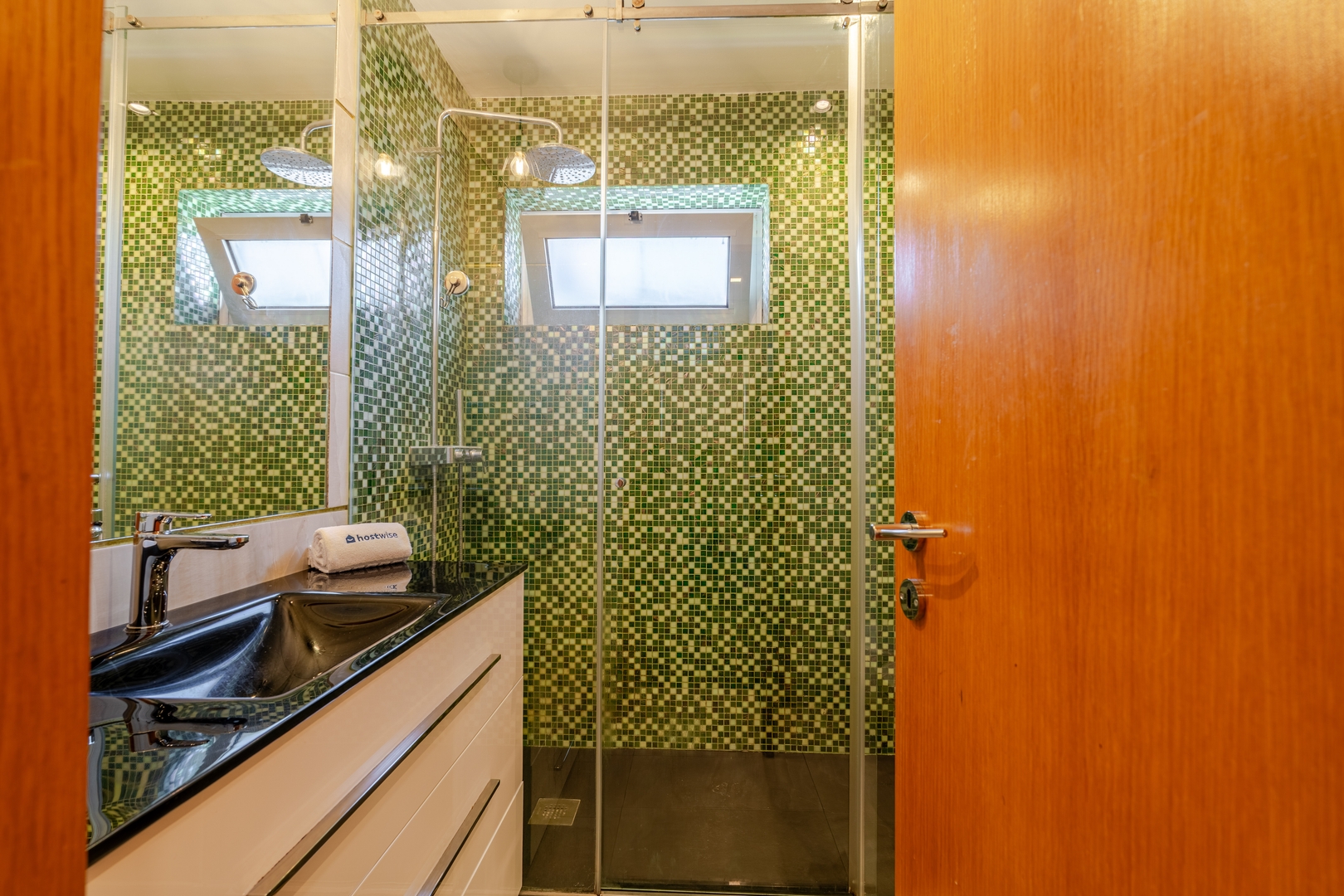 Modern Flat with Workspace in Foz by HostWise 15 Host Wise Booking