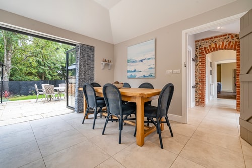Coach House with Hot Tub in Idyllic Bury St Edmunds 1 David Burr