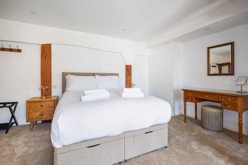 Long Melford Apartment - Timeless Luxury 16 David Burr