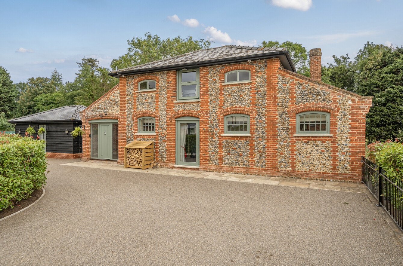 Coach House with Hot Tub in Idyllic Bury St Edmunds David Burr
