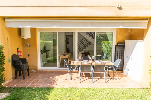 Adosado Nuevo con Piscina, Playa, Garaje y Jardín Sereno