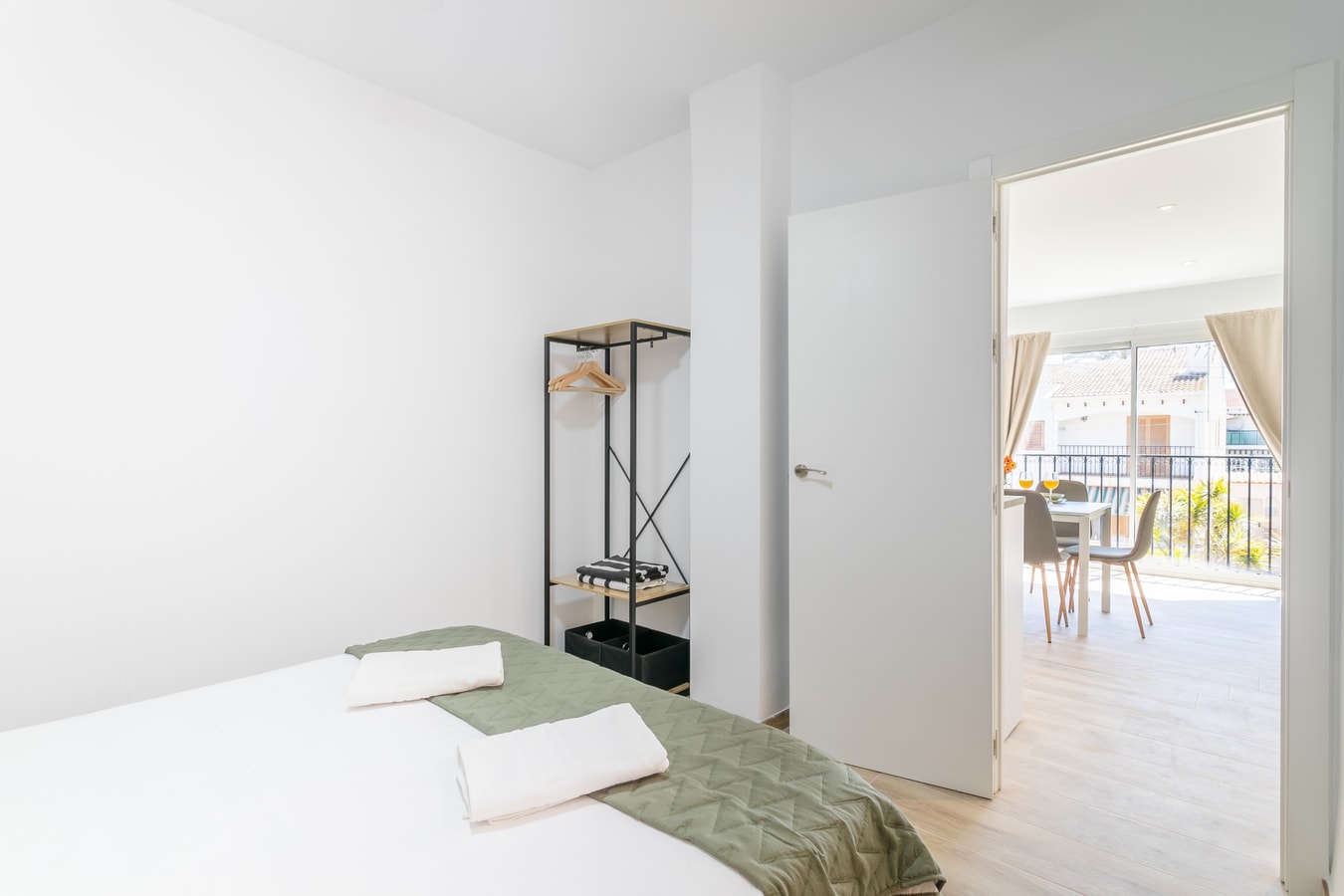 Modern and Stylish Apartment 1: Terrace and Pool 14 Sereno