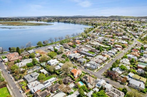 Devon by the lake 3 Stay Ballarat - Book your dream vacation home today!