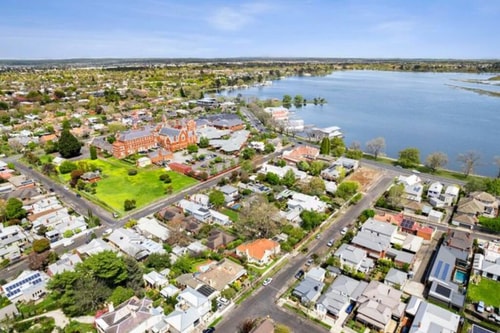 Devon by the lake 4 Stay Ballarat - Book your dream vacation home today!