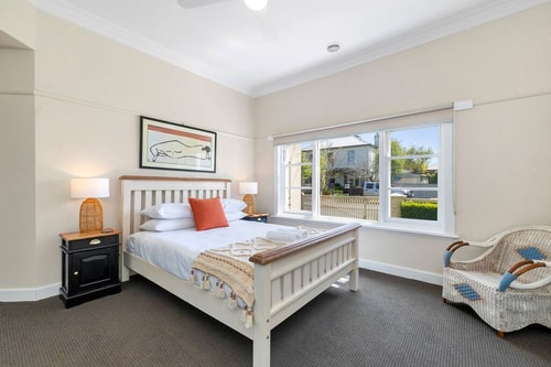 Devon by the lake 7 Stay Ballarat - Book your dream vacation home today!