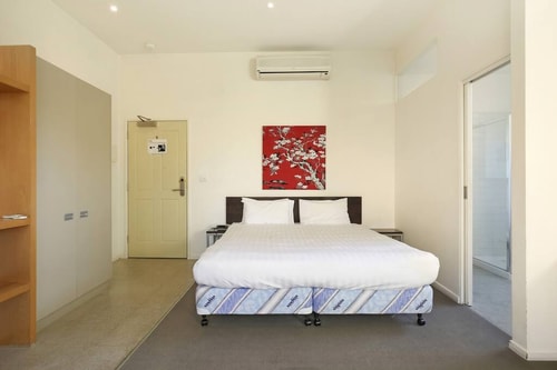 Deluxe North Melbourne Apartment - Apartment 1 6 Plum Serviced Apartments Melbourne