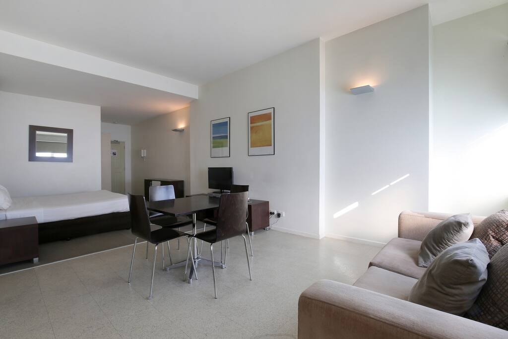 Deluxe North Melbourne Apartment - Apartment 4 Plum Serviced Apartments Melbourne